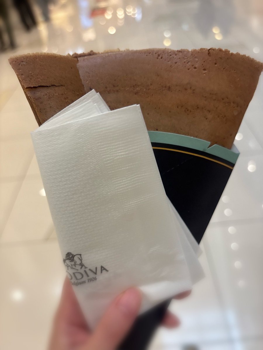 moyu817's tweet photo. お出かけした時食べちゃったものたち笑

月見シュー思ったより美味でした🎑
もちもちとカリカリとカスタード💛

りんご飴のお店のジュースはさっぱり濃厚で🍎

ショコラのクレープは甘くはないけどチョコが出てきたらG◯DIVA🍫という感じで美味でした〜🐎

#シュークリーム #りんごジュース #クレープ https://t.co/4b6uxcnJ4w