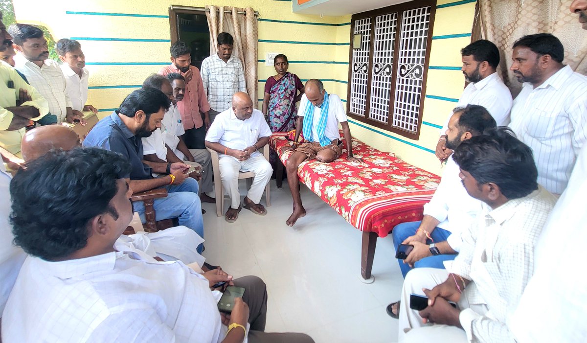 DharmareddyTRS's tweet photo. మొండ్రాయిలో విద్యుత్‌ షాక్‌కు గురైన బిఆర్ఎస్  గుర్రం సుమన్‌, రోడ్డు ప్రమాదంలో గాయపడిన బొల్ల వెంకటయ్యలను పరామర్శించి ఆరోగ్య పరిస్థితిని అడిగి తెలుసుకొని ధైర్యం చెప్పడం జరిగింది.

#ChallaDharmaReddy #BRS #Parkal #Sangem #Telangana
@BRSparty https://t.co/O6idFCt8Ur