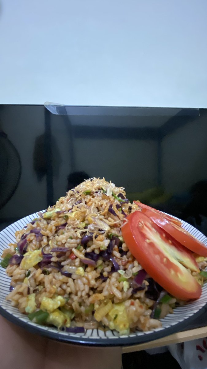 Sibaiikkk's tweet photo. Selamat makan siang
Nasi goreng ala tangan sendiri dicampur dengan kol ungu dan rasa yang dulu ada kembali merasakan dia🤣🤣 https://t.co/kdM95WMoJb