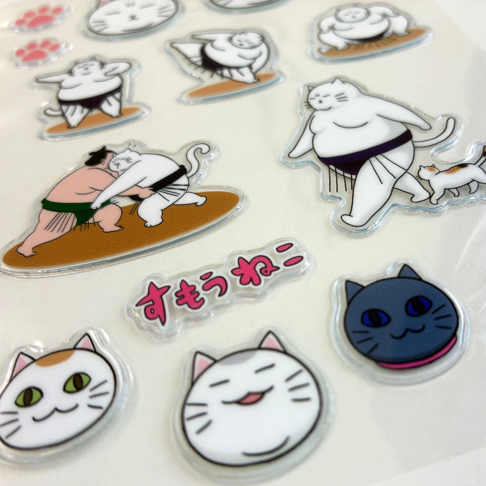 sumo_neko's tweet photo. こんにちは、豆錦です🫛
秋場所は早くも折り返し。明日から千秋楽まで、江戸のれんにとし田さんが出店されます。もちろんねこ関も！
どら焼きや大福のほか、グッズも充実✨定番の缶バッジやタオルに加え、シールとマグネットが登場です！
天気予報にご注意の上、ぜひお立ち寄りください🐾
#sumo #相撲 https://t.co/I3Hoy7Xaqa