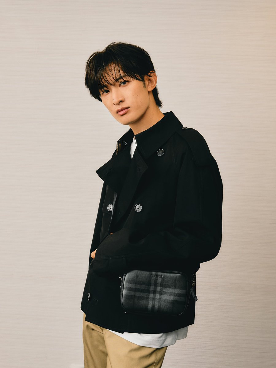 Fashion_Tsushin's tweet photo. 【長年に渡る
「BURBERRY （バーバリー）」愛が
止まらない向井康二。
アンバサダー就任後、初！となる
ロンドンコレクションへ🇬🇧】

昨年9月の「BURBERRY （バーバリー）」
のコレクションでもご紹介した
Snow Man、向井康二さん。
先日ブランドのアンバサダーに就任、
そしてアンバサダーとしては初となる
ロンドンコレクションに
出席することが決定。
写真は、羽田での向井さん。
自身も長年愛してやまない
ブランドだけに、
当日のスタイルも含めて、登場が楽しみ。
前回のインタビューでも、
ブランド愛に溢れるコメントを
いただいたので今回も期待しています🇬🇧
 
#BURBERRY
#バーバリー
#向井康二
#SnowMan