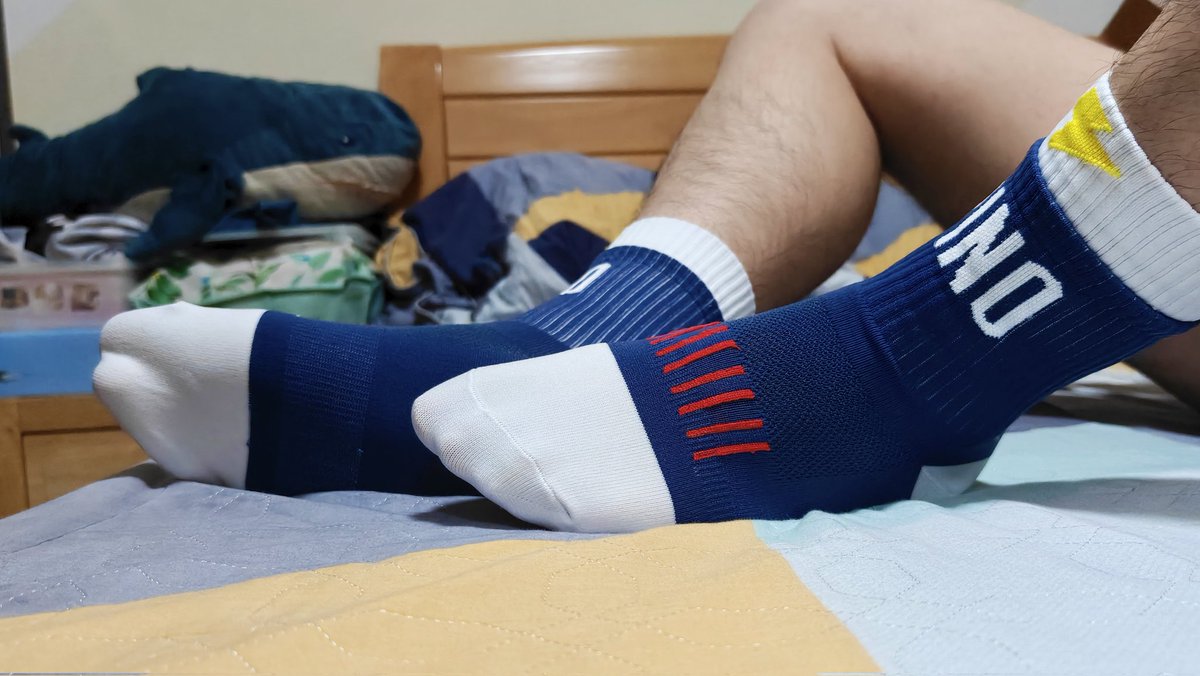 liyngki6's tweet photo. 换新面料后感觉比以前舒服多了，穿着睡觉也不会觉得难受，稍微发点擦边（？）
ps：想凹别人同款角度结果抽筋了好多次…… https://t.co/to037M2jb1