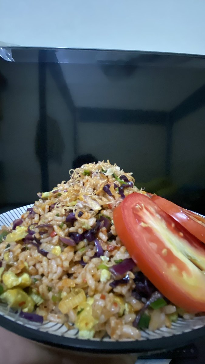 Sibaiikkk's tweet photo. Selamat makan siang
Nasi goreng ala tangan sendiri dicampur dengan kol ungu dan rasa yang dulu ada kembali merasakan dia🤣🤣 https://t.co/kdM95WMoJb