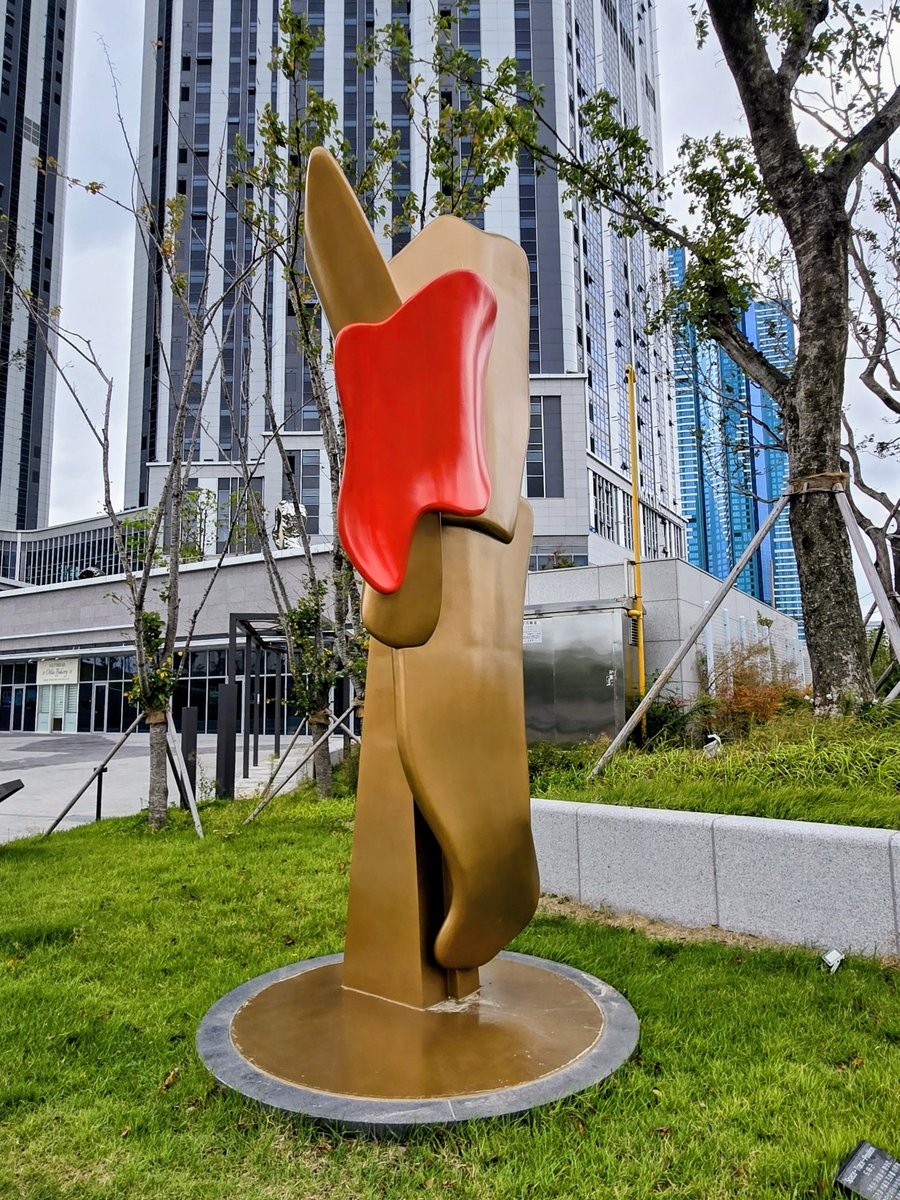 Mariluramirez8's tweet photo. This is a beautiful sculpture in BUSAN, SOUTH KOREA! What do you think of it? https://t.co/gqZWMpDyxK