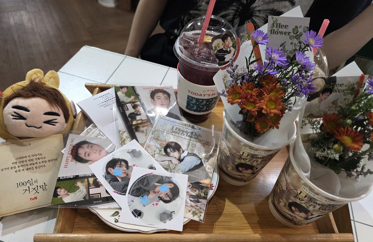 yabam8045's tweet photo. 100일의 거짓말 특별전 들렀다가 근처에 있어서 찾아왔는데 진영이 사진으로 가득 꾸며진 공간과 예쁜 미니플라워에 특전들까지..🥰
생일 카페 해주셔서 감사합니다!!! 😘
진영아 미리 생일 축하해!!! 🫶💕

#JFlowerClub #진영생일카페 https://t.co/ryzCURu71O