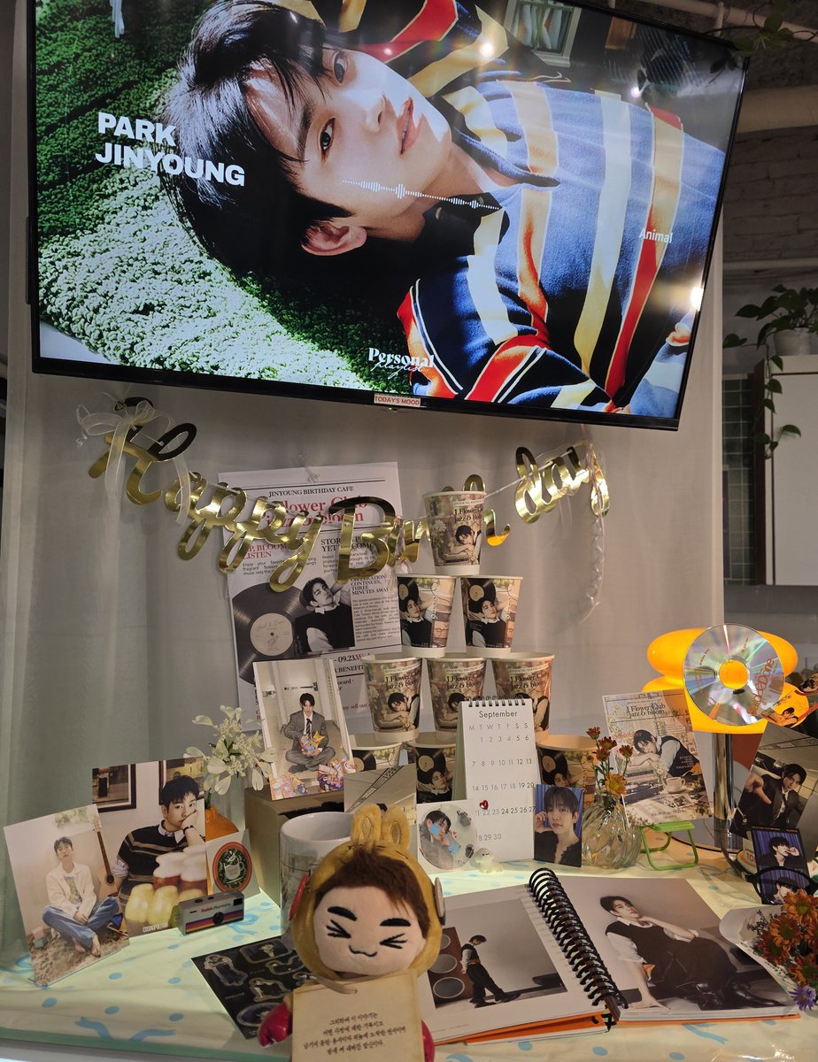 yabam8045's tweet photo. 100일의 거짓말 특별전 들렀다가 근처에 있어서 찾아왔는데 진영이 사진으로 가득 꾸며진 공간과 예쁜 미니플라워에 특전들까지..🥰
생일 카페 해주셔서 감사합니다!!! 😘
진영아 미리 생일 축하해!!! 🫶💕

#JFlowerClub #진영생일카페 https://t.co/ryzCURu71O