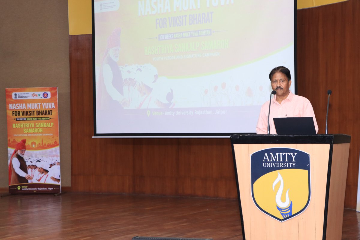AmityNss's tweet photo. The NSS Cell, Amity  Jaipur organized a Nasha Mukti awareness programme.  Shri S. P. Bhatnagar, Regional Director, NSS,and Dr. Rajendra Acharya interacted with students. Hon’ble VC Prof. Amit Jain led the Sankalp against substance abuse by signing the Sankalp Board. https://t.co/yGE8htmdNS