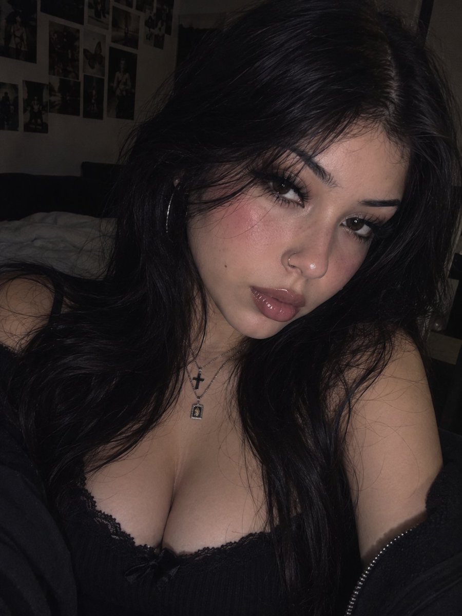 FilthyFeet2001's tweet photo. @LoserPAyPIG9q You want my attention? Then DM me. Now. I’ll decide whether you’ve earned it. 😏 https://t.co/Hz7QIrkqYj