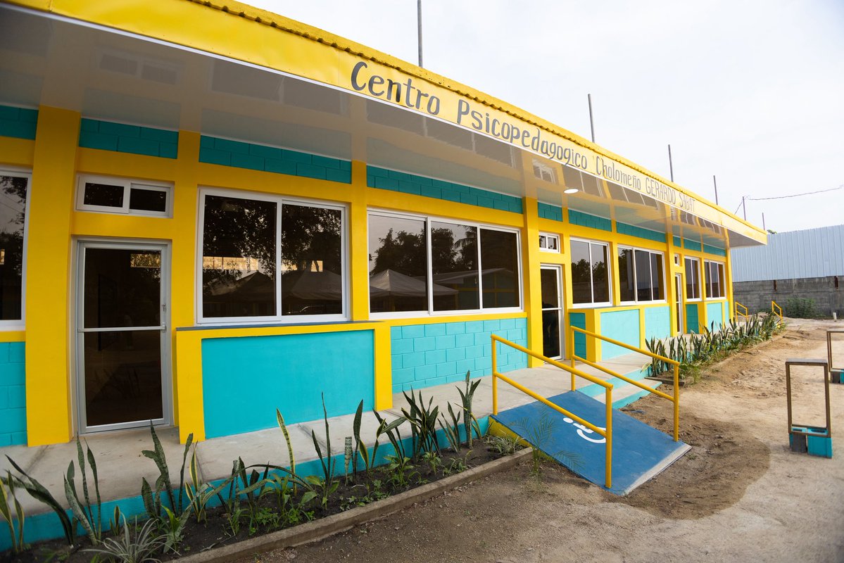 RamiroOcasio's tweet photo. He visto hacerse viral la escuela que inauguró @nayibbukele en El Salvador, y me alegra ver a tantos hondureños compartiéndola.  Pero también quisiera que volteáramos a ver lo nuestro. Aunque yo no soy presidente, soy hondureño, y junto a mucha gente también hemos logrado construir espacios bonitos y dignos como este, en Choloma, Honduras….Pensado para niños neurodivergentes, incluyendo niños con autismo, TDAH y otras condiciones. En Honduras también sabemos hacer bien las cosas. A lo nuestro también hay que darle valor.
Candil de la calle, oscuridad en la casa decía mi abuela!