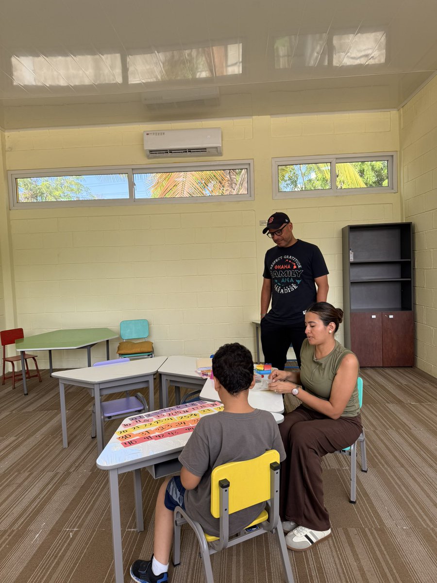 RamiroOcasio's tweet photo. He visto hacerse viral la escuela que inauguró @nayibbukele en El Salvador, y me alegra ver a tantos hondureños compartiéndola.  Pero también quisiera que volteáramos a ver lo nuestro. Aunque yo no soy presidente, soy hondureño, y junto a mucha gente también hemos logrado construir espacios bonitos y dignos como este, en Choloma, Honduras….Pensado para niños neurodivergentes, incluyendo niños con autismo, TDAH y otras condiciones. En Honduras también sabemos hacer bien las cosas. A lo nuestro también hay que darle valor.
Candil de la calle, oscuridad en la casa decía mi abuela!