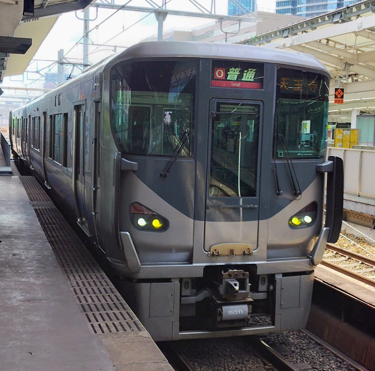 7mpersec's tweet photo. 大阪から鶴橋まで環状線。大阪環状線4158列車 普通 天王寺ゆき(関西空港～大阪間4158M 関空快速〈和歌山～日根野間4558H 紀州路快速〉 大阪ゆき)。車両は吹田総合車両所日根野支所(近ヒネ)の225系5000番台で天王寺方前寄り紀州路快速はHF411編成4両、後寄り関空快速はHF415編成4両の8両編成。 https://t.co/ste7ivoM6F