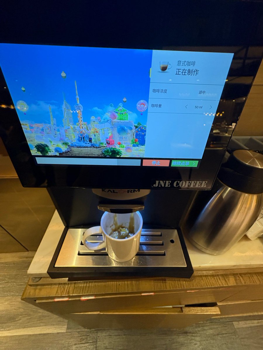 aelij173074's tweet photo. [Tried the smart coffee mug that keeps drinks at your ideal temp for 2hrs — game changer for my morning work grind! No more lukewarm sips, just perfect coffee all the way.]， https://t.co/nynAtlsZk1