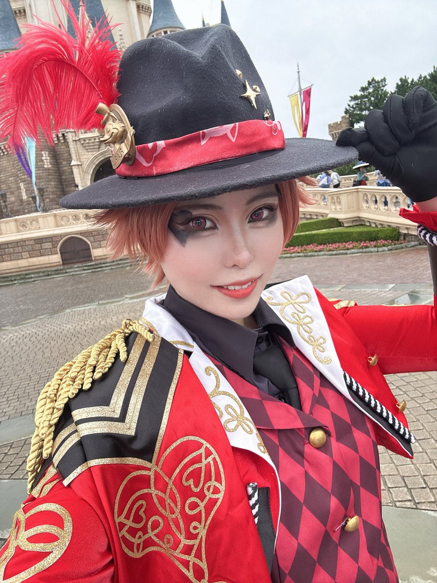 mina_se_54's tweet photo. 大雨だけどすっごく楽しい〜！

#Dハロ仮装2026
#Dハロツイステ https://t.co/ZwUTZR0l1A