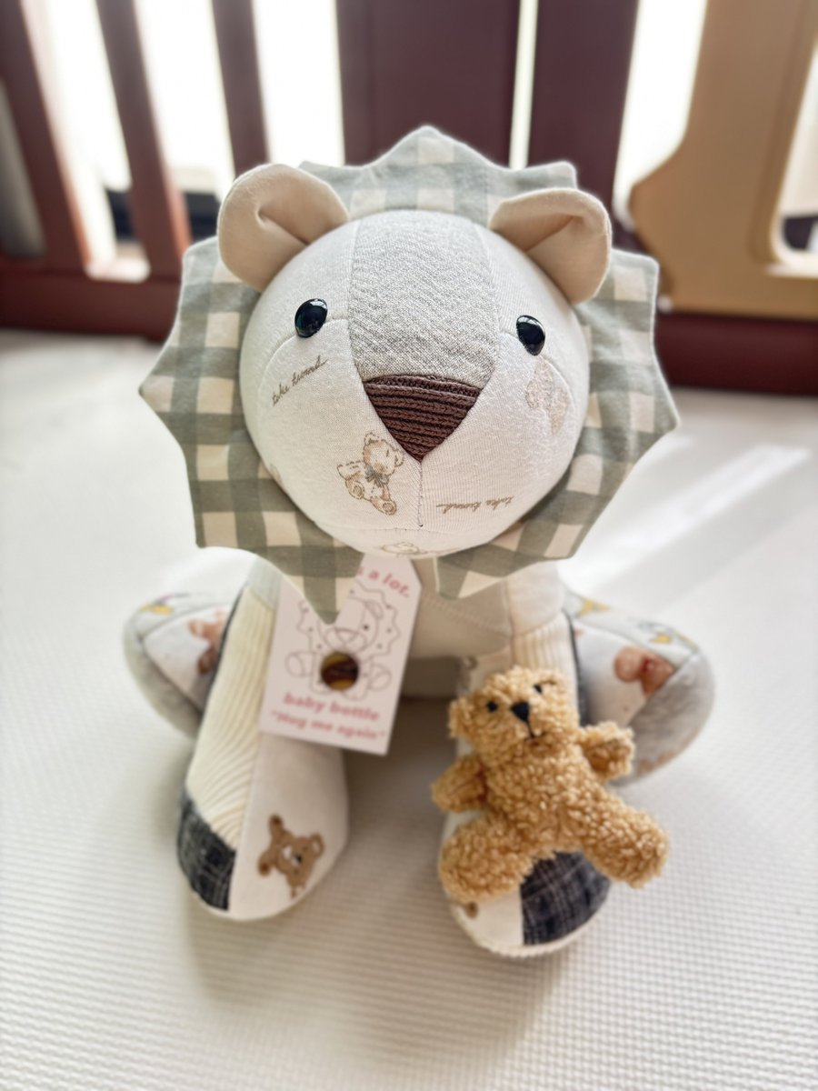 sara_0072's tweet photo. baby bottleさんにサイズアウトした服をリメイクしてめちゃかわライオンのぬいぐるみにしてもらったよ〜🦁💖
思い入れある服とスタイたちだからうれしい😭✨
【https://t.co/PASAeL5eNE】 https://t.co/MhsjumLGic