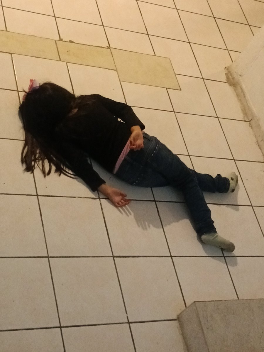 Neku404's tweet photo. No suelo hacer esto... Pero mi hija Erina solo llegó y se tiró en esta pose.. JAMAS me había reído tanto https://t.co/0FAOy1Njs0