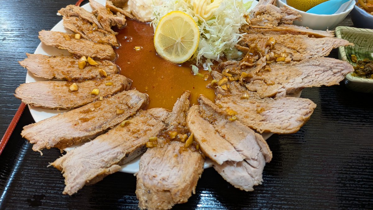 8018yoshi's tweet photo. お昼🤤
豚ヒレステーキ定食　950円
ごはん大盛り　50円
今日は酒々井町の
食事処「赤鬼」さん初訪問
仕事終わってからの13:00入店だったけど
まだあったので即オーダー
ヒレだから脂はなくあっさり、ニンニクの効いた醤油ダレに絡めてパクリ
正に飯泥棒だ🤣
美味しかったです
ご馳走様でした🙏 https://t.co/18ZAXItEdP