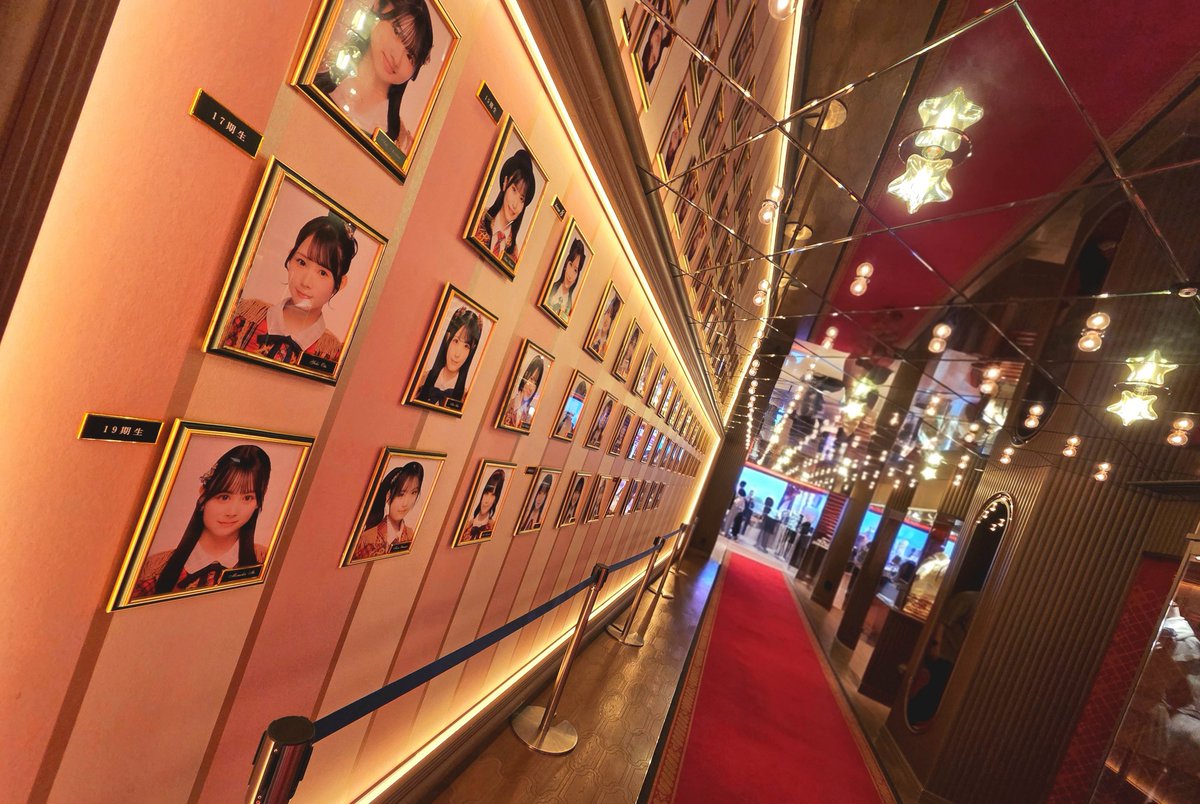 ichiro_2525's tweet photo. AKB48劇場公演レポ➁

・ロッカーに荷物を預けます(位置は自由)
→貴重品やペンライト、応援グッズは手元に
・シアターに続く廊下にはメンバーの写真が
・シアター出入口の横には超巨大スクリーン
・シアターは改装されて、めっちゃキレイに

#AKBが好きish #AKB48  #AKB48劇場 https://t.co/RAR6ucSU3G