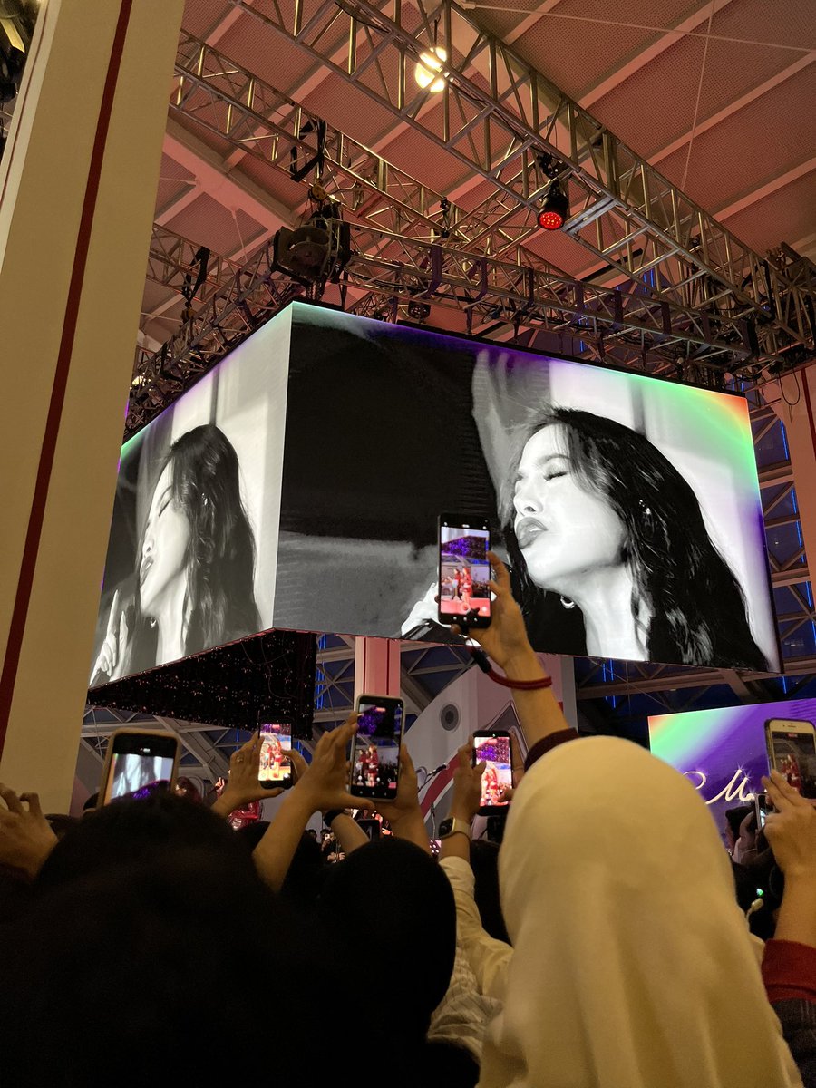 2secalns_'s tweet photo. kalo nonton konser kpop ada yg angkat hp kaya gini, udah di tegor ni wkwkw

untung festival gratis jd masih bisa maklum ☺️ https://t.co/hdHwSzMDEp