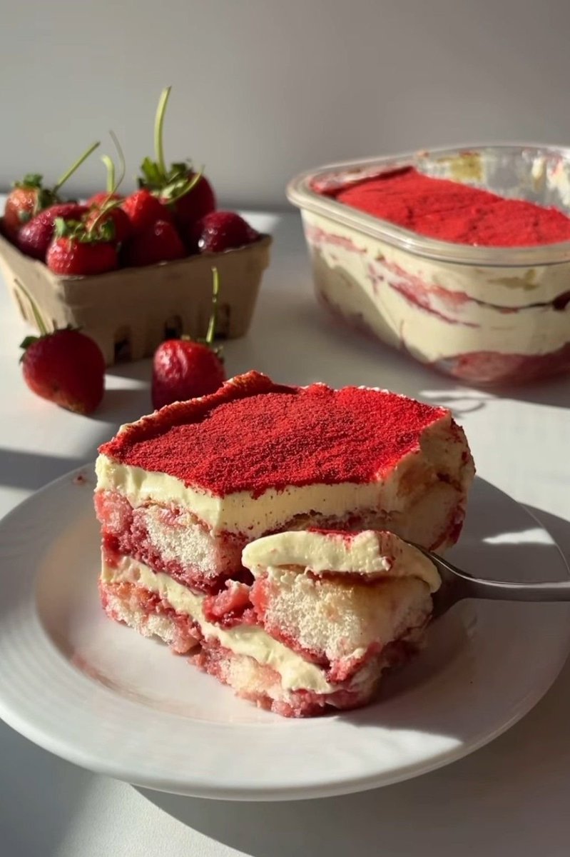calmlivng's tweet photo. strawberry tiramisu 🍓 https://t.co/Ff0GIwahDF