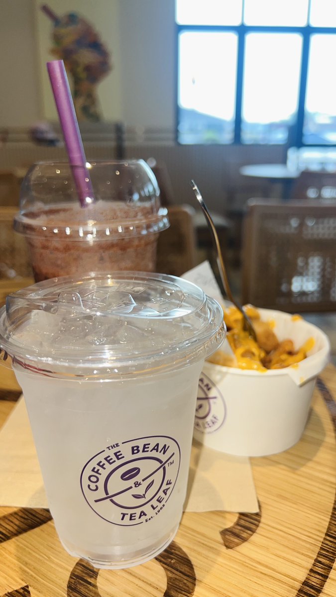 ctjamil92's tweet photo. Kita ni pertama kali lepak CBTL buat kerja. 

Tanya lah dekat kaunter ada jual ke air sejuk nak letak ais dalam cup. Rupanya air ni percuma sahaja dengan pembelian setiap air di CBTL. Sedapp lah ais dia😂🫶🏻 https://t.co/XUtWISlppz