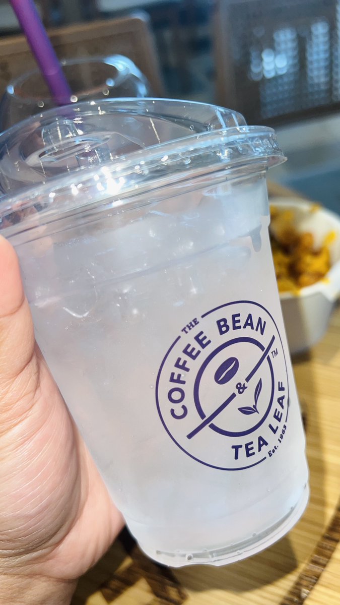 ctjamil92's tweet photo. Kita ni pertama kali lepak CBTL buat kerja. 

Tanya lah dekat kaunter ada jual ke air sejuk nak letak ais dalam cup. Rupanya air ni percuma sahaja dengan pembelian setiap air di CBTL. Sedapp lah ais dia😂🫶🏻 https://t.co/XUtWISlppz