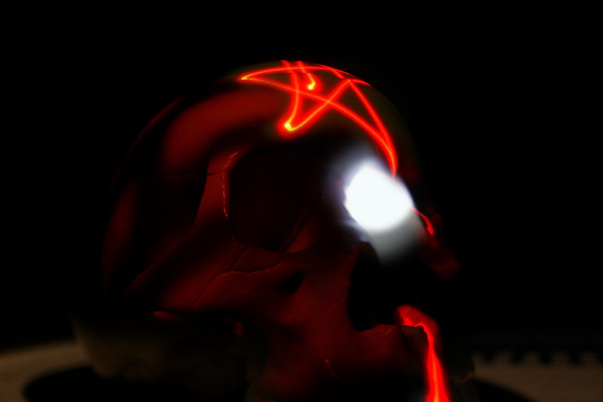 Blue_guy1234's tweet photo. Cool skull (P2) https://t.co/Dnm5gIO5ve