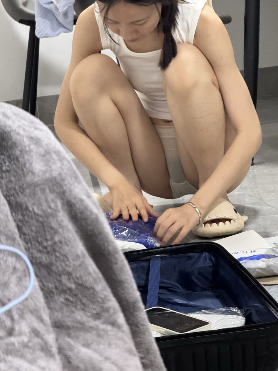 HMFjkvmp0f's tweet photo. @tiancai312 看我的干嘛。 看她的😂😂 https://t.co/8Zx4RTRdQI