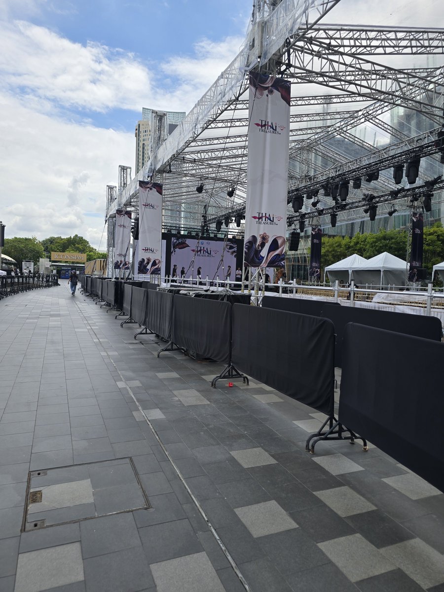 xttjbx's tweet photo. คนที่ได้ลงทะเบียนน่าจะได้เข้านั่งโซนด้านใน ส่วนที่ลงไม่ทันพอมีที่ยืนอยู่ด้านข้างฝั่งน้ำพุฮ่ะ

#pearlpeak #เพิร์ลพีค https://t.co/hVLeow8tcO