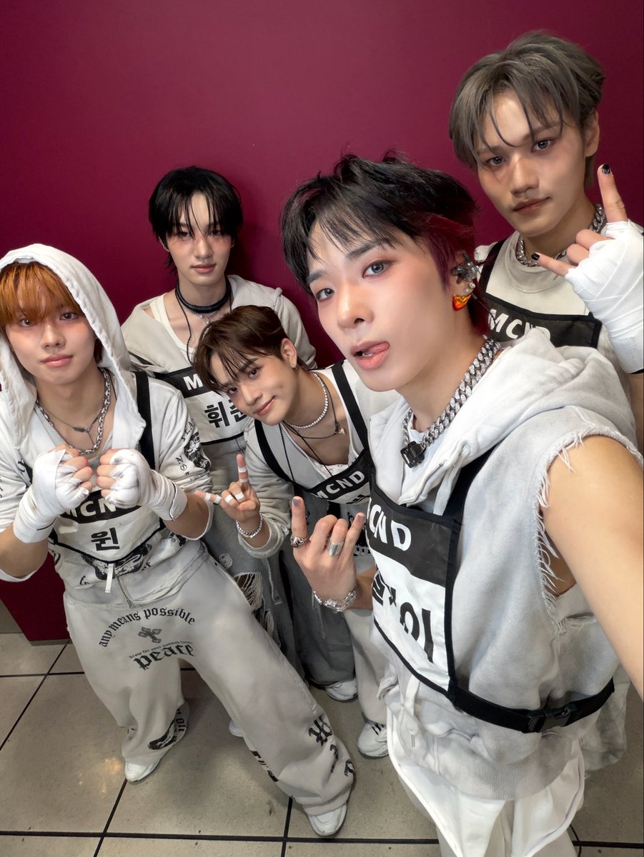McndOfficial_'s tweet photo. [🛸] 잠시 후, MBC ‘쇼! 음악중심‘에서 그루비 그 자체, 힙의 대명사 MCND의 무대가 시작됩니다!

𝒴ℴ𝓊 𝓀𝓃ℴ𝓌 𝒽ℴ𝓌 𝒾𝓉 𝒻ℯℯ𝓁𝓈 🎶

#MCND #엠씨엔디
#DevilYouthClub https://t.co/SzmZ4AwqoD