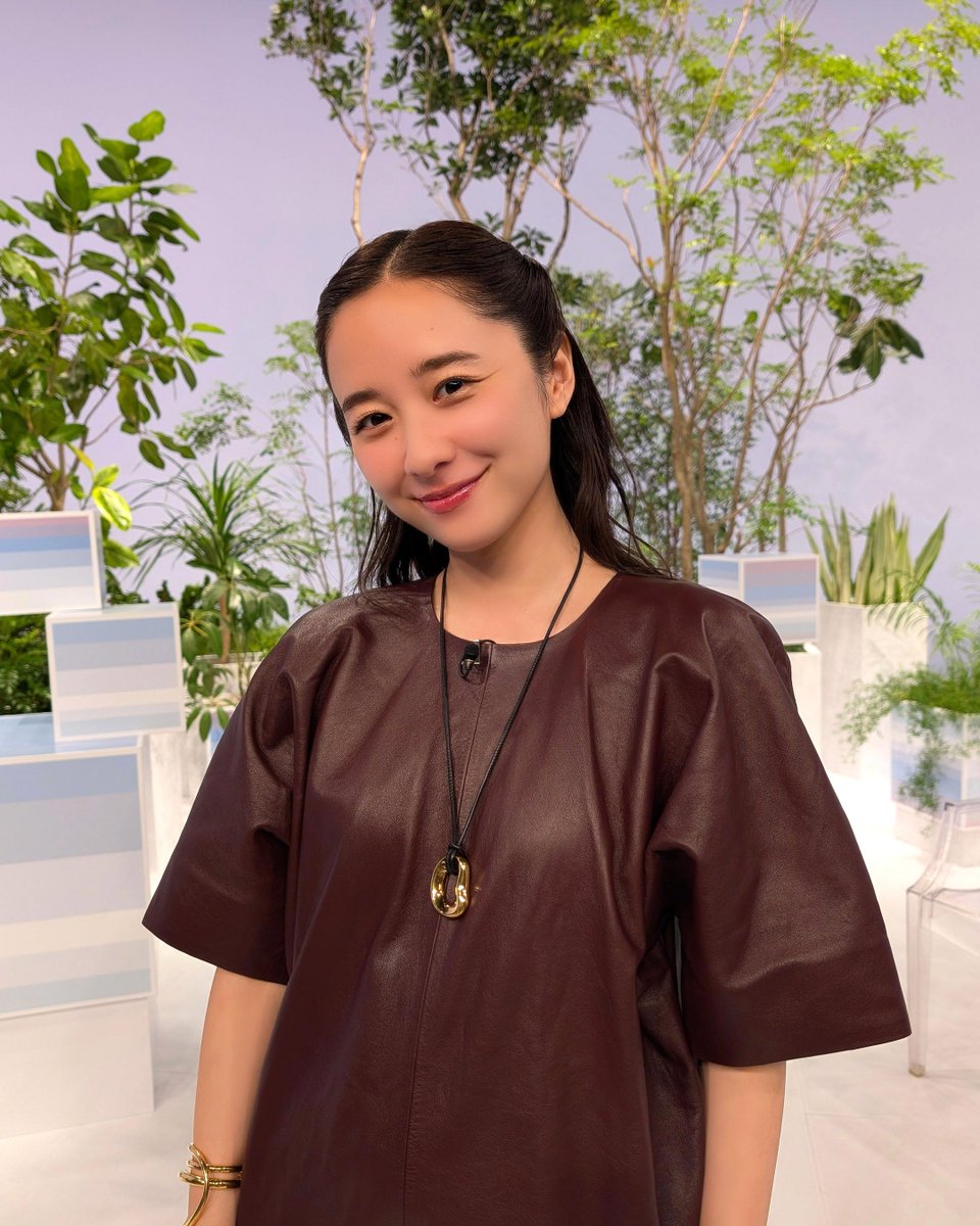 ANOTHERSKY_NTV's tweet photo. #福本莉子 さん回の #堀田真由 さんの衣装は、ブラウンのレザーワンピーススタイル🍂✨

レザーブーツと合わせて、
秋らしいモダンな着こなしに👢☺️

そんな衣装の詳細はこちら↓
ワンピース、ブーツ: #toteme
ネックレス、バングル: #charlottechesnais

#アナザースカイ #Pixelで撮影 #大阪 https://t.co/We4NjmquIx