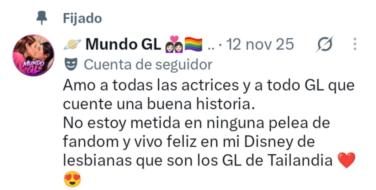yuyintomatoto's tweet photo. Foto número 1: “No estoy metida en ningún tipo de pelea de GL”. 🫩 
Foto número 2: metida en pelea de GL. 🫩

Primer punto: La borracha nunca dijo “no”; la borracha lo inició y la que estaba sobria lo rechazó.
Pero la borracha lo siguió intentando y, en medio del acto, la borracha nunca lo interrumpió diciendo “no, suéltame, no lo quiero”. Yo una vez fuí la ebria y lo consentí hasta el final. 👀
Entendería tú preocupación si la ebria estuviera inconsciente, pero así no fue, la ebria caminaba y cuándo todo pasó ella no estaba dormida o sin condiciones de decir NO .
Y aunque no te parezca, eso no refleja lo que le pasa a la “acompañante” de la otra serie, que REITERÓ MÁS DE UNA VEZ QUE “NO” LO QUERÍA, y ambas estaban sobrias.

Tus palabras son un elixir de vida 🫩:

"No acepto ni entiendo que se haya mostrado, por más que el libro así lo dijera, porque en MIS LÍMITES Y EN MI CRITERIO UNA PROTAGONISTA QUE NO RESPETA UN NO por parte de la otra protagonista y la fuerza a tener relaciones*** ya no merece ser perdonada ni tener un final feliz..." 

Las escenas son exactamente iguales. 🫩

Segundo punto: Sobre la banana, la diferencia aquí es que ese acto no fue romantizado en la serie.
De hecho, Lada le llama egoísta a Earn, la regaña hasta el alma y dice que lo que ella había hecho fue algo totalmente estúpido.

NO HAY ROMANTIZACIÓN EN LA ESCENA DE LA BANANA. 🍌📢

Ustedes arrastraron a nuestras chicas a esa guerra, una guerra que ustedes mismas crearon.
Porque en ningún momento estábamos hablando de sus favs. Estamos hablando de la historia y de los comentarios asquerosos de algunas personas (cito a algunas, no a todas) que romantizaron la escena y la ven como algo NATURAL ("me da miedo, pero eso es tan caliente"). 🫩

Si ustedes no tienen argumentos para hablar como personas adultas, sin meter a las actrices en medio de toda esa estupidez de guerra que se está formando (sin ningún sentido coherente), entonces es mejor que guarden sus opiniones o las publiquen en su TL personal.

Ahora sí vienen a hablar de la historia y contra argumentar SOBRE LA HISTORIA DE LA SÉRIE, serán muy bien venidas, desde que lo hagan sin insultar a nadie.

Pero no metan a las actrices, lo hablo en general, en esa guerra, cuando en realidad ellas NUNCA fueron citadas.

ESTAMOS HABLANDO DE LA ACEPTACIÓN DE LA VIOLENCIA que hemos visto en algunos comentarios sobre la historia de la serie.

De eso se trata, pero ustedes exageran todo, se hacen muchas ilusiones de que las estamos atacando, porque no pueden vivir un solo día sin buscar pelea por aquí, siempre lo mismo. 🫩
No voy a generalizar; a quien le sirva, que lo tome.

Las actrices hacen su trabajo.
Que las dejen fuera de todo este drama innecesario.

Tercer punto: Créeme, lo de la madre nos tuvo hasta los huevos, pero son cosas que hablamos entre nosotras por interno.
No creas saber todo sobre nuestro fandom. La madre era un lastre y hasta el final hemos deseado que terminara presa o peor.
Es que ustedes se fijan en lo que quieren ver nomás. 🫩

Pero ese también es otro tipo de tema que se trató de manera delicada y que mostró la realidad que muchos no ven (vayan a estudiar un poco más la cultura asiática para entender la obligación del hijo para con la madre, y también vaya a leer un poco sobre el vínculo materno posesivo). 🫩
Seguimos: y la diferencia aquí es que esa agresión tampoco fue romantizada. Si has visto la série, entonces sabes que el personaje principal rechaza la personalidad tóxica y la posesividad de su madre.
Demostrando así que no debes aceptar que maltraten a la persona que amas, aunque le haya costado mucho dejar a su madre.

“lo que YO BUSCO EN UN GL SON FINALES FELICES."

Vas a tener tu final feliz, estate tranquila.
