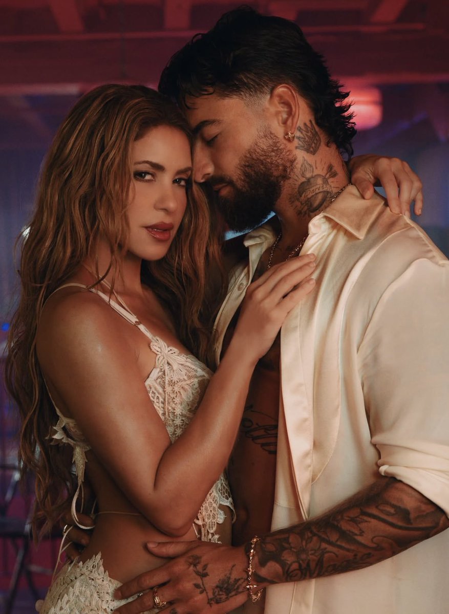 Memes_Shakira2's tweet photo. Shakira con Piqué   //  Shakira sin Piqué https://t.co/dO4Hjyg1Rp