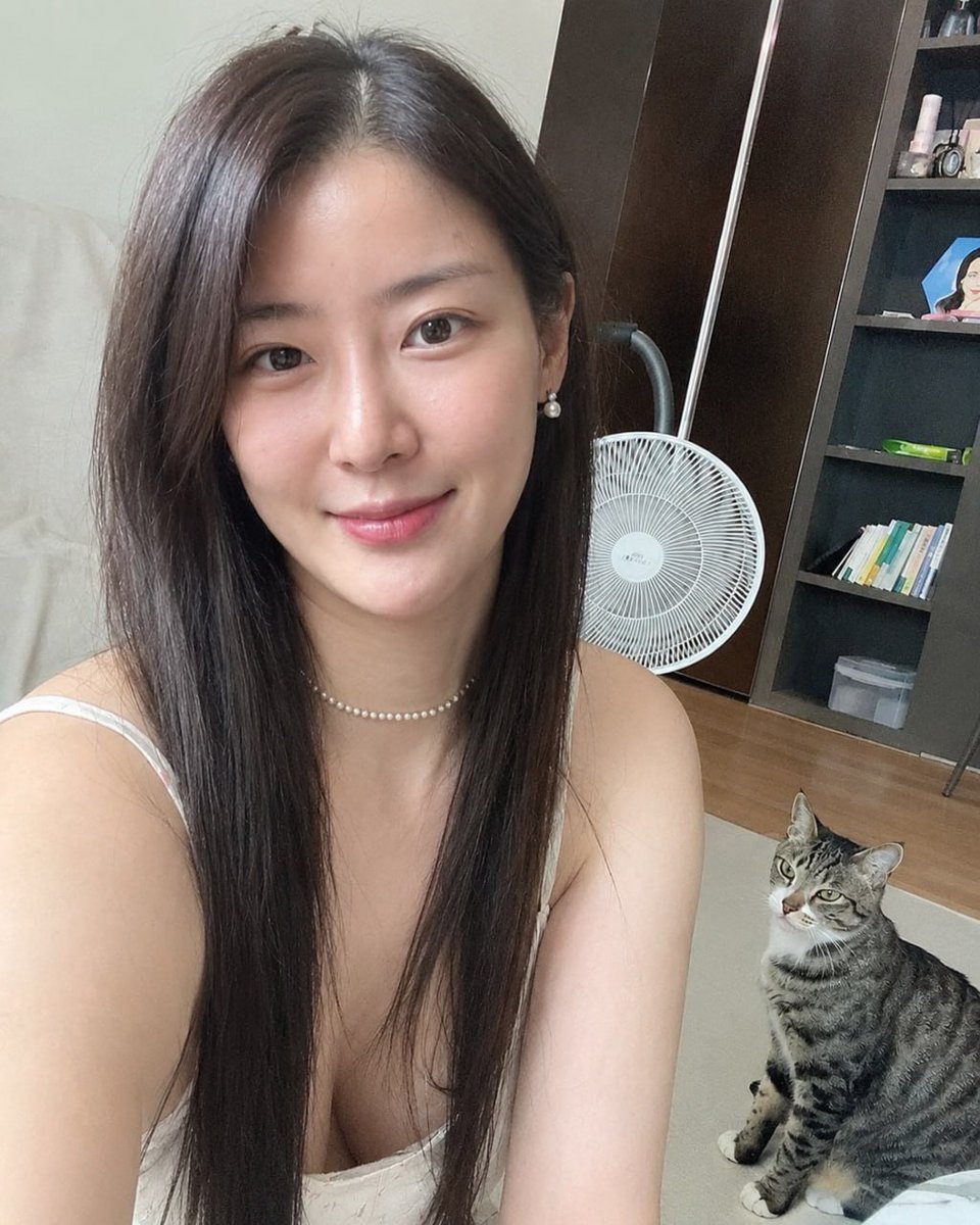 kim0101n4's tweet photo. 저는 36살이에요 애교를 부리는 건 잘 못하지만 대화하는 걸 좋아하고 상대방을 잘 챙기는 편이에요. 갑자기 조금 궁금해졌어요… 성숙한 남자들은 자신보다 나이는 어리지만 이해심 많고 잘 맞는 여자친구를 좋아��까요? https://t.co/N8V8Qq0hRh
