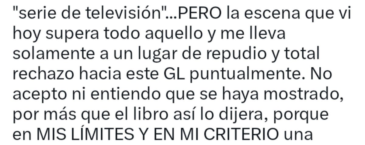 yuyintomatoto's tweet photo. Foto número 1: “No estoy metida en ningún tipo de pelea de GL”. 🫩 
Foto número 2: metida en pelea de GL. 🫩

Primer punto: La borracha nunca dijo “no”; la borracha lo inició y la que estaba sobria lo rechazó.
Pero la borracha lo siguió intentando y, en medio del acto, la borracha nunca lo interrumpió diciendo “no, suéltame, no lo quiero”. Yo una vez fuí la ebria y lo consentí hasta el final. 👀
Entendería tú preocupación si la ebria estuviera inconsciente, pero así no fue, la ebria caminaba y cuándo todo pasó ella no estaba dormida o sin condiciones de decir NO .
Y aunque no te parezca, eso no refleja lo que le pasa a la “acompañante” de la otra serie, que REITERÓ MÁS DE UNA VEZ QUE “NO” LO QUERÍA, y ambas estaban sobrias.

Tus palabras son un elixir de vida 🫩:

"No acepto ni entiendo que se haya mostrado, por más que el libro así lo dijera, porque en MIS LÍMITES Y EN MI CRITERIO UNA PROTAGONISTA QUE NO RESPETA UN NO por parte de la otra protagonista y la fuerza a tener relaciones*** ya no merece ser perdonada ni tener un final feliz..." 

Las escenas son exactamente iguales. 🫩

Segundo punto: Sobre la banana, la diferencia aquí es que ese acto no fue romantizado en la serie.
De hecho, Lada le llama egoísta a Earn, la regaña hasta el alma y dice que lo que ella había hecho fue algo totalmente estúpido.

NO HAY ROMANTIZACIÓN EN LA ESCENA DE LA BANANA. 🍌📢

Ustedes arrastraron a nuestras chicas a esa guerra, una guerra que ustedes mismas crearon.
Porque en ningún momento estábamos hablando de sus favs. Estamos hablando de la historia y de los comentarios asquerosos de algunas personas (cito a algunas, no a todas) que romantizaron la escena y la ven como algo NATURAL ("me da miedo, pero eso es tan caliente"). 🫩

Si ustedes no tienen argumentos para hablar como personas adultas, sin meter a las actrices en medio de toda esa estupidez de guerra que se está formando (sin ningún sentido coherente), entonces es mejor que guarden sus opiniones o las publiquen en su TL personal.

Ahora sí vienen a hablar de la historia y contra argumentar SOBRE LA HISTORIA DE LA SÉRIE, serán muy bien venidas, desde que lo hagan sin insultar a nadie.

Pero no metan a las actrices, lo hablo en general, en esa guerra, cuando en realidad ellas NUNCA fueron citadas.

ESTAMOS HABLANDO DE LA ACEPTACIÓN DE LA VIOLENCIA que hemos visto en algunos comentarios sobre la historia de la serie.

De eso se trata, pero ustedes exageran todo, se hacen muchas ilusiones de que las estamos atacando, porque no pueden vivir un solo día sin buscar pelea por aquí, siempre lo mismo. 🫩
No voy a generalizar; a quien le sirva, que lo tome.

Las actrices hacen su trabajo.
Que las dejen fuera de todo este drama innecesario.

Tercer punto: Créeme, lo de la madre nos tuvo hasta los huevos, pero son cosas que hablamos entre nosotras por interno.
No creas saber todo sobre nuestro fandom. La madre era un lastre y hasta el final hemos deseado que terminara presa o peor.
Es que ustedes se fijan en lo que quieren ver nomás. 🫩

Pero ese también es otro tipo de tema que se trató de manera delicada y que mostró la realidad que muchos no ven (vayan a estudiar un poco más la cultura asiática para entender la obligación del hijo para con la madre, y también vaya a leer un poco sobre el vínculo materno posesivo). 🫩
Seguimos: y la diferencia aquí es que esa agresión tampoco fue romantizada. Si has visto la série, entonces sabes que el personaje principal rechaza la personalidad tóxica y la posesividad de su madre.
Demostrando así que no debes aceptar que maltraten a la persona que amas, aunque le haya costado mucho dejar a su madre.

“lo que YO BUSCO EN UN GL SON FINALES FELICES."

Vas a tener tu final feliz, estate tranquila.