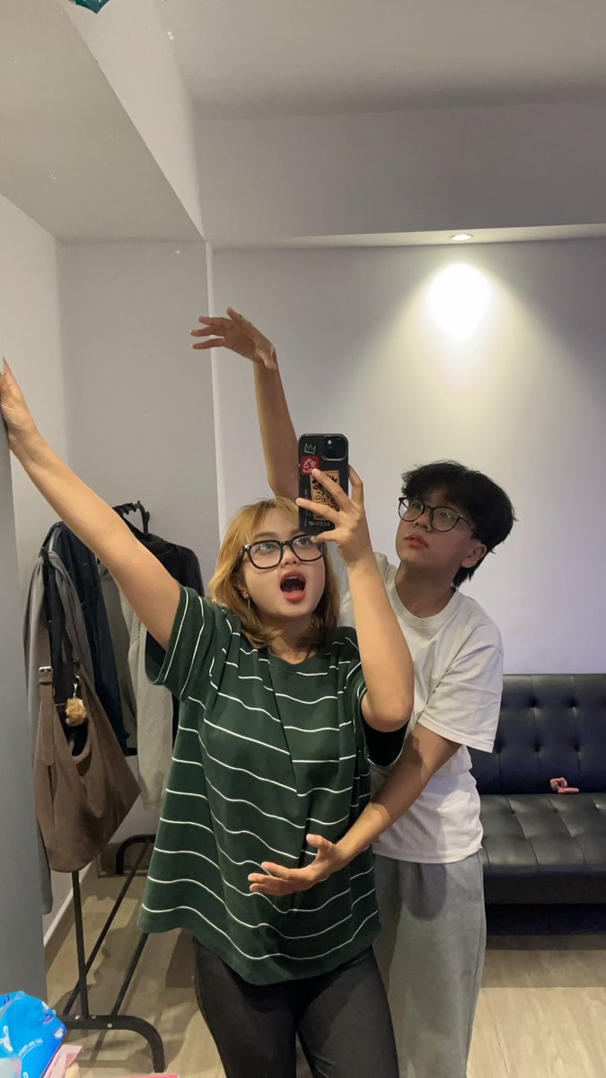 lacard1n's tweet photo. panjang umur pcarku yang setia membantu ku dlam risahrisuh wisuda ku, dari kontakin mua &amp;&amp; kebaya, ngurusin booking bookingan, anter jemput, mmberi makan enak, sayang sayang ak 🫰🏻🫰🏻 https://t.co/lFFozOmUj3