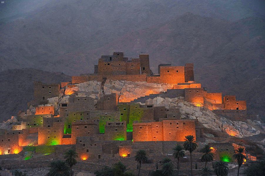 Maher1ekb's tweet photo. @Saudi_Airlines 🇸🇦🇸🇦🇸🇦🇸🇦
قرية ذي عين هي قرية أثرية تقع في تهامة وعمرها يزيد على 400 سنة. بنيت القرية على قمة جبل أبيض وتشتهر بزراعة الموز والليمون والريحان والكادي، والصناعات اليدوية. تم ضمها من اليونسكو  إلى قائمة التراث العالمي 🇸🇦
#فن_الوطن_في_سماه
#اليوم_الوطني96  
#السعودية_لنا_جونا https://t.co/6E002JB0bv