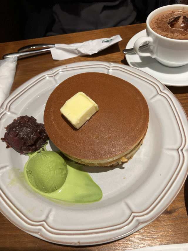 nodatetu's tweet photo. むちゃうまホットケーキなう🥞
北海道小豆&amp;抹茶アイスを添えて
(九段下、珈琲館 専大前本店) https://t.co/dE5LAg8lkw