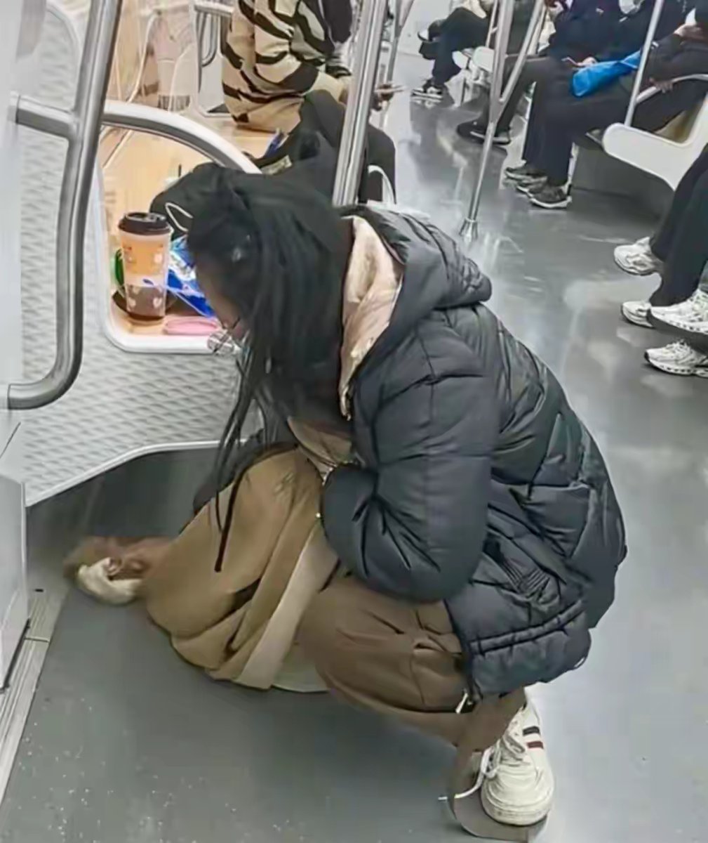 aelkd384083's tweet photo. Just spilled my coffee all over the train, and before I could panic, a stranger handed me a stack of napkins and said "All good, we’ve all been there"  Small acts make big days. https://t.co/9vutnmQBl3