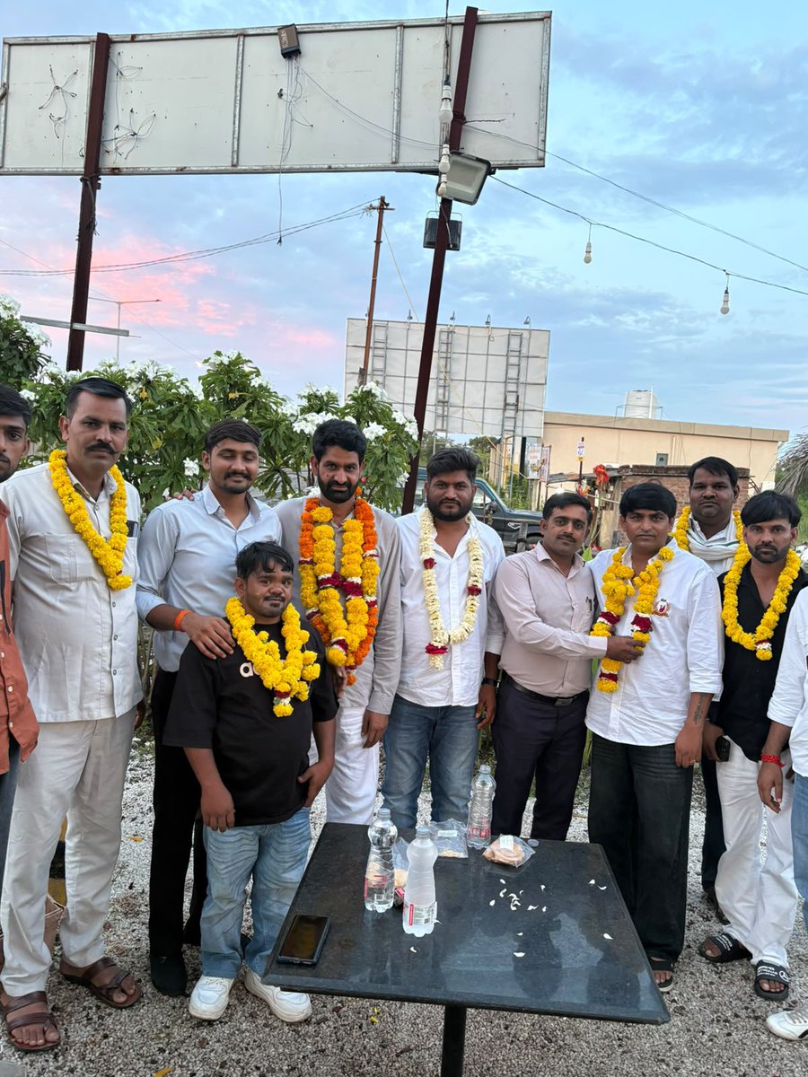 Gopal_Bassi's tweet photo. 📍सूरत ( गुजरात )
भगवान श्री देवनारायण मंदिर पांडेसरा सूरत के दर्शन कर विशाल भजन संध्या में शामिल होने का सौभाग्य प्राप्त हुआ 

आप सभी भाइयों के स्नेह सम्मान और आशीर्वाद के लिए हृदय से आभार🙏 https://t.co/e4Dv7358Nj