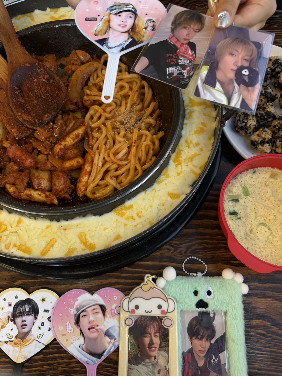 eombulkuk's tweet photo. 누님들 저는 밥 먹으러 왓습니다
다들 안전하게 티켓 받으시구~~ 이따 경기장에서 봬유~~~ 경기장 근처에 쫌만 가면 밥집 많으니까 밥 든든하게 드시긔!!!!!😍 https://t.co/asjkPtKJAC