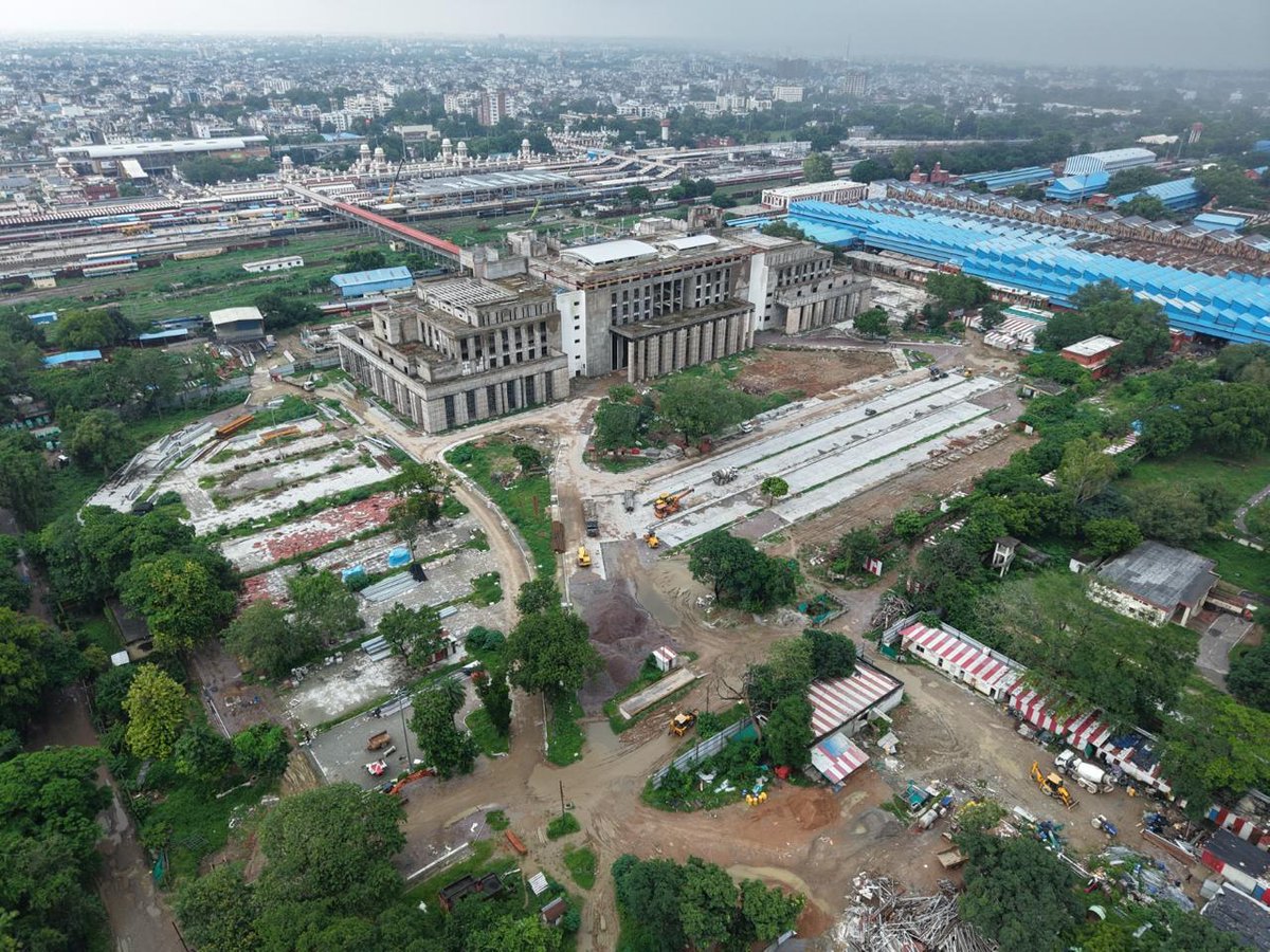 rlda_india's tweet photo. 120 m × 115 m NR Concourse – erection progressing up to deck level, creating a spacious passenger environment with waiting areas, shopping, lifts and escalators.
#RailLandDevelopmentAuthority https://t.co/S0cQ6mJOCt