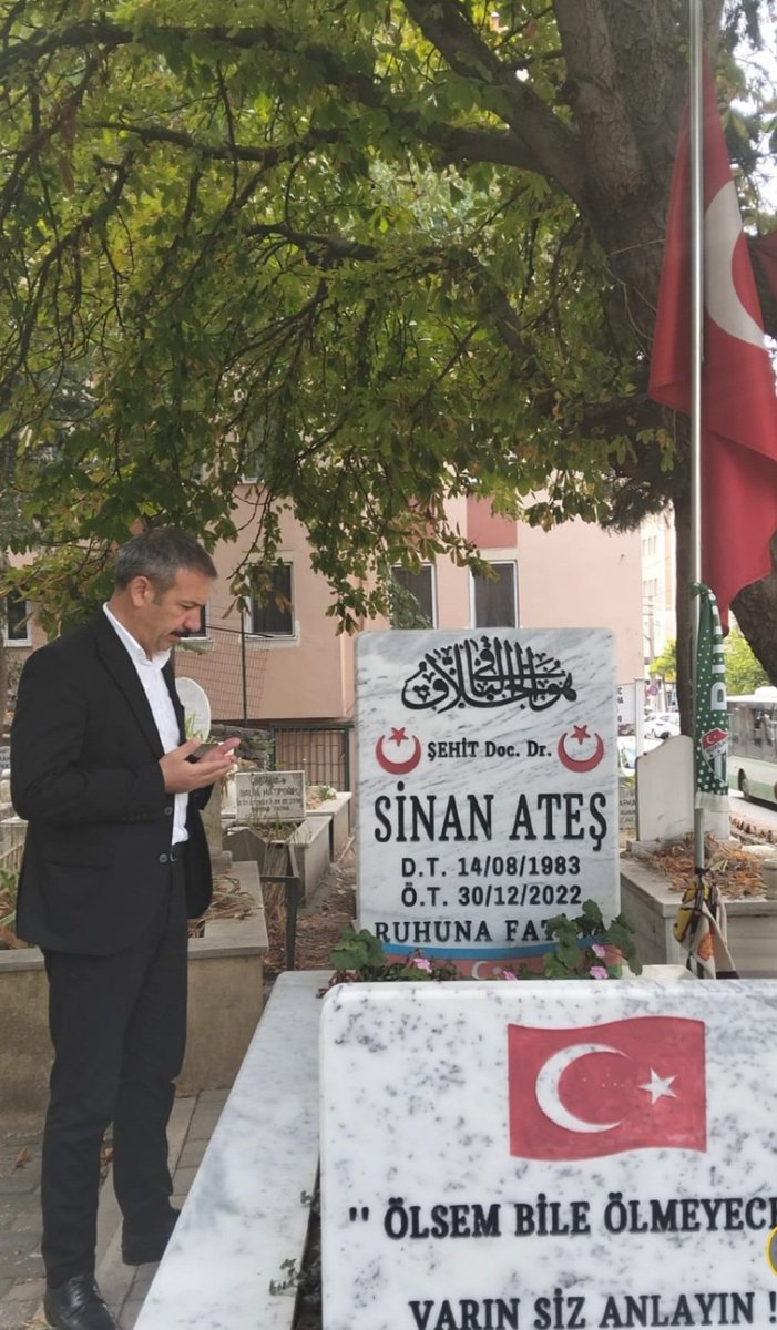 MT17031996's tweet photo. Mustafa Altunok'tan Sinan Ateş'in Kabri'ne Ziyaret 

"Değerli kardeşime Allah'tan rahmet diliyorum. Kendisi çok mert ve çok yiğit bir kardeşimizdi. Onun gibi kahramanlar kolay yetişmiyor. Mekânı cennet, makamı yüce olsun inşâallah" 

[Mustafa Altunok]

#Bursa 
#Erzurum https://t.co/uaufwOQN7t