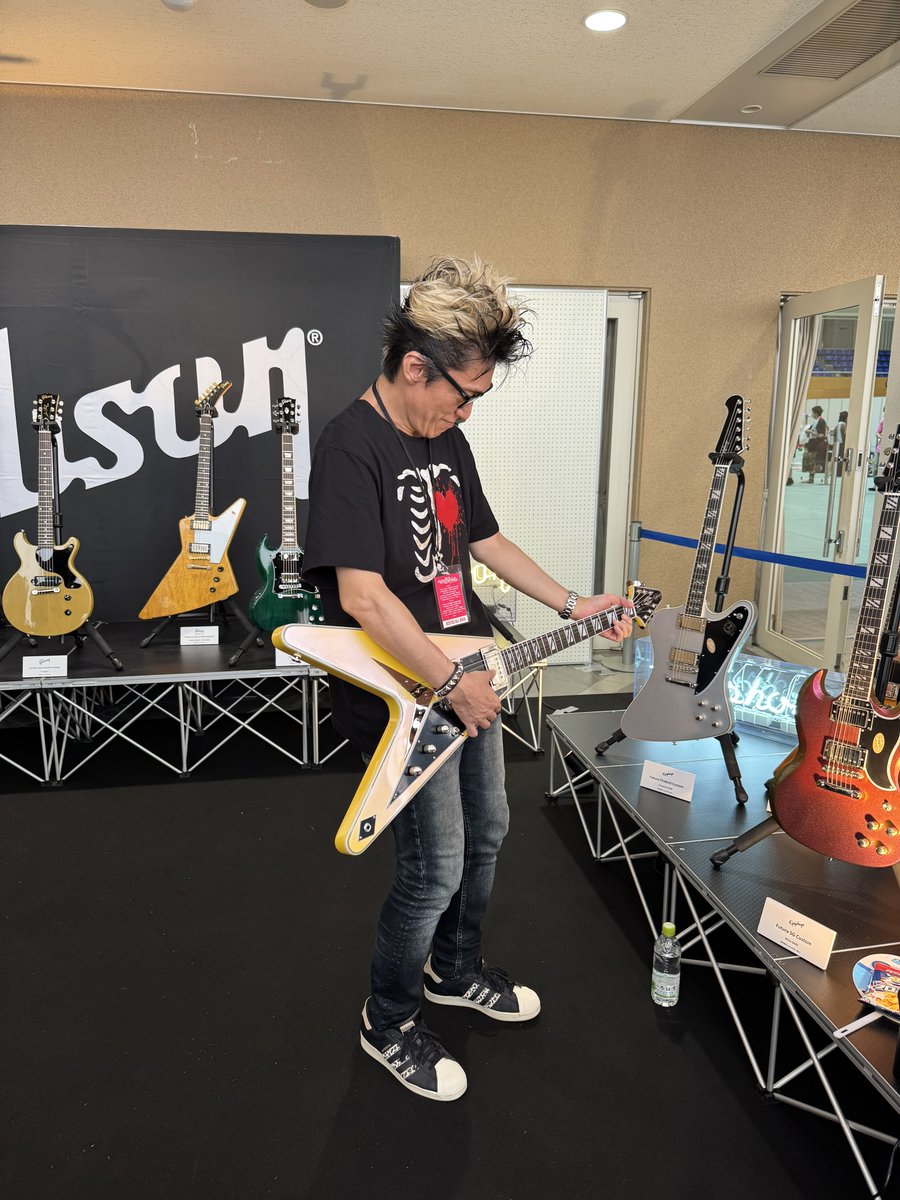 GibsonJapan's tweet photo. JUN SKY WALKER(S)の森純太さんがギブソンブースに遊びに来てくれました🤘⚡️
#中津川ウッド #Gibson #ギブソン https://t.co/MbfYObRBpf