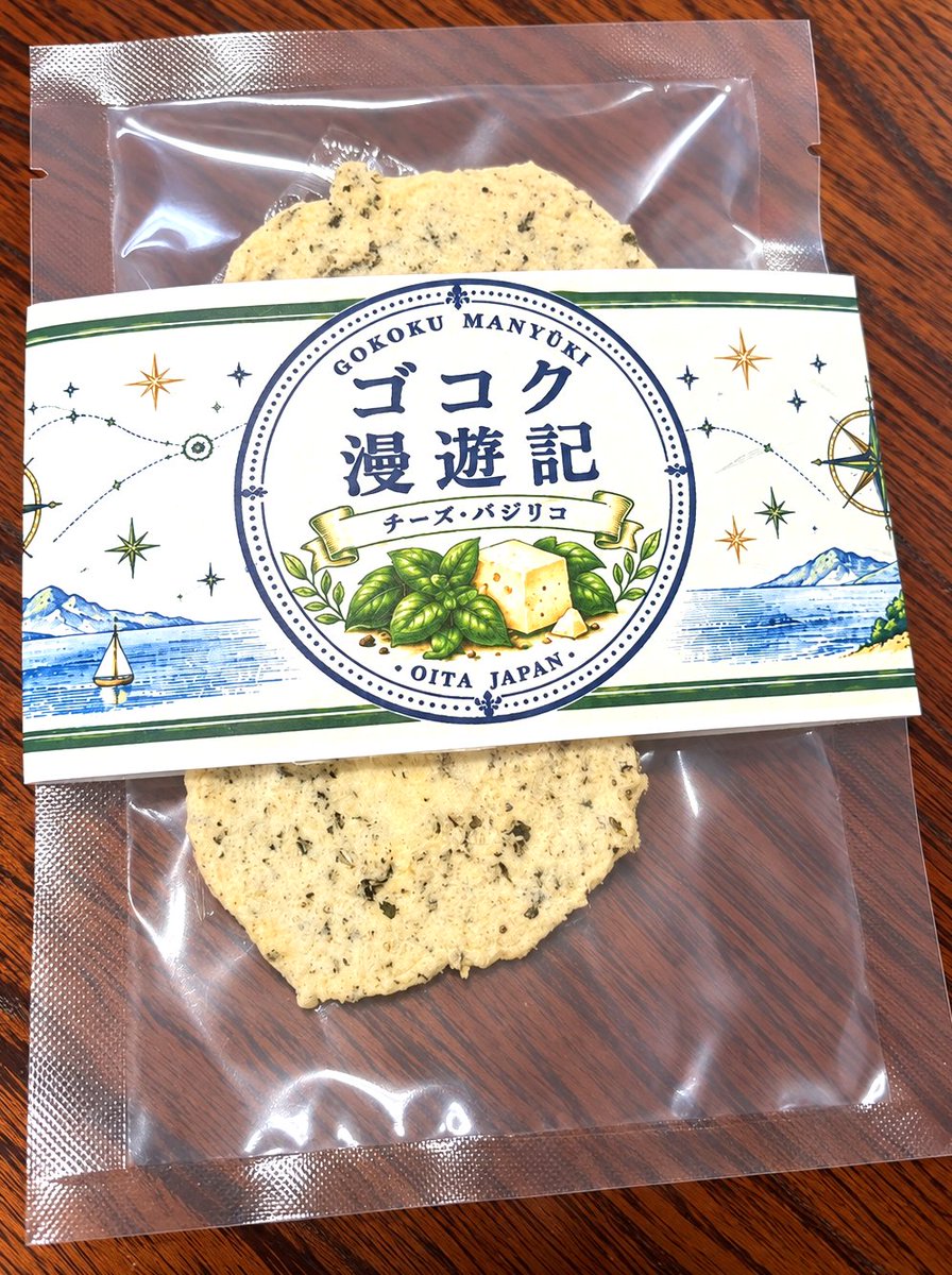 gokokudo's tweet photo. いくつか動いてる新商品のうち、1つを紹介します！

「ゴコク漫遊記、チーズ・バジリコ」

たっぷりバジルを練り込んだ生地に、チーズソースを加え焼き上げました。
ゴコク漫遊記は、変わった煎餅シリーズとして今後も種類を増やしていきます。 https://t.co/TzwfJrrjIx
