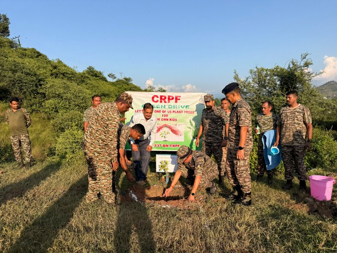 kaur_rakul's tweet photo. From protecting the nation to nurturing nature, #CRPF continues to serve with commitment, compassion and responsibility. Every initiative reflects its unwavering spirit of service to the nation. #RadhaAshtami #CRPF https://t.co/3miPwvCaB6