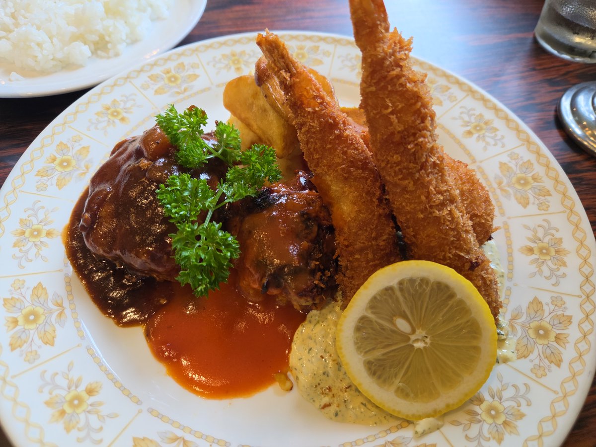Hide_pfm's tweet photo. 文苑に移転した『レストラン トキワ』にて家族でランチ。サーロインステーキなまらうまい😋家族が頼んだ地中海セットとデラックスセットもゴージャス✨️ https://t.co/8eTxzn3WuX