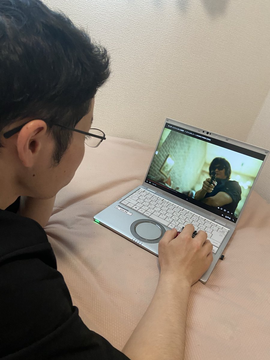 89yume69's tweet photo. 「某ベーシストのかっこいいところで止めてくれ」と旦那に何度もMVを一時停止させる俺。 https://t.co/uOMoRsAqtq