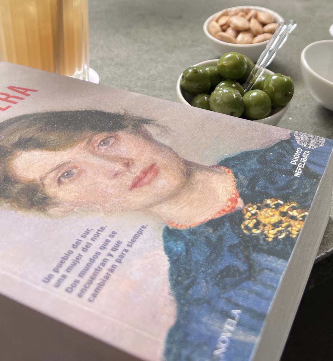 laescuchaactiva's tweet photo. La cartera es una historia de mujeres valientes, decisiones difíciles y sueños que se abren camino frente a lo establecido. Una novela que recuerda que elegir nuestra propia vida también es una forma de libertad. 📚✨ https://t.co/Q82zJDiYbw