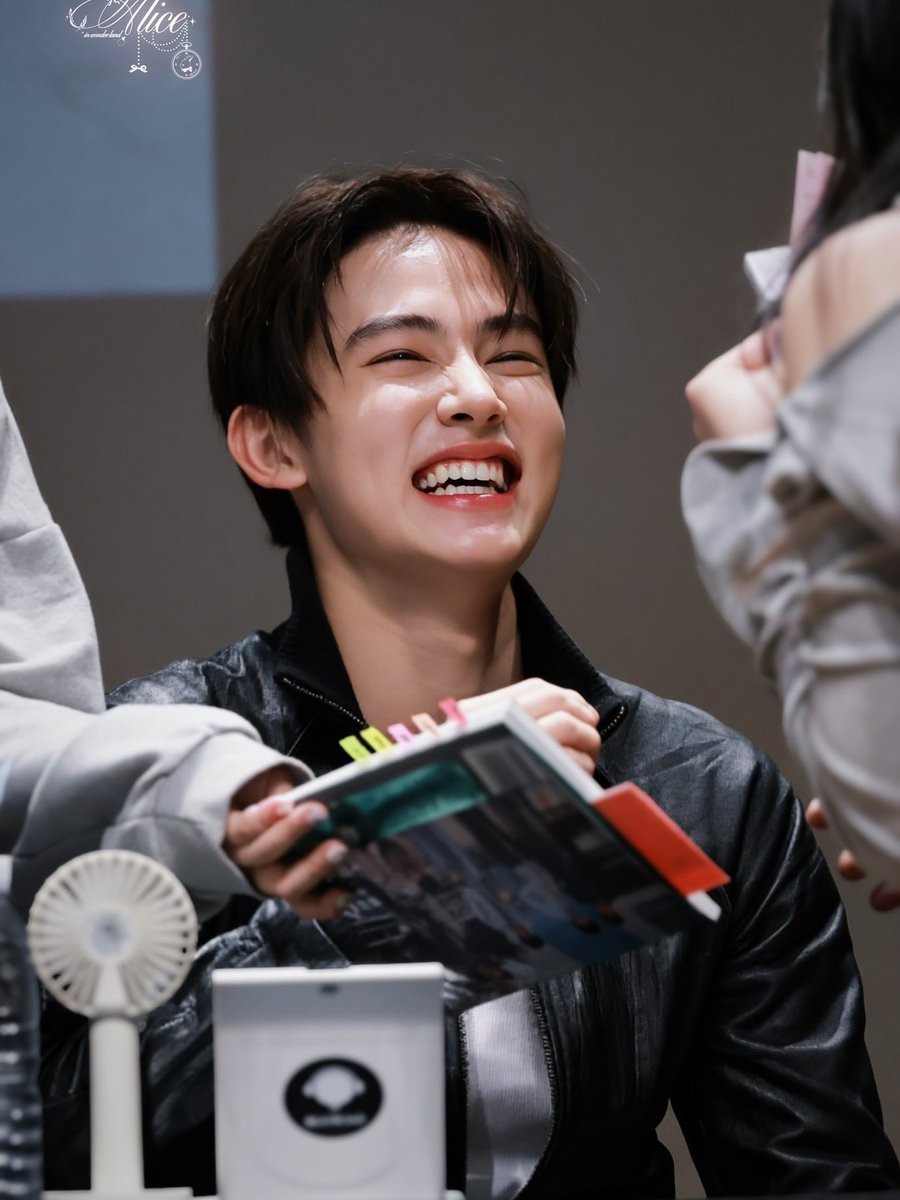 iueomlum's tweet photo. @eomlandvnfp A legendary EOMPRODIGY impact that will never fade away! Exceptional ACEOM skills backed by powerful EOMAGNETISM dominate the big stage effortlessly.
 
EOM BRINGS ACE FACTOR
 
#SEONGHYEONInFocus
#SEONGHYEON #성현 https://t.co/cSjcp2pG7w