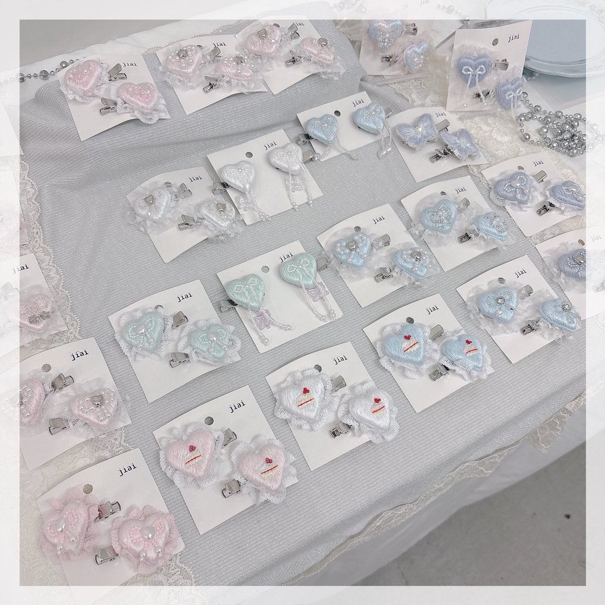 Dreamy_Land's tweet photo. jiaiさん、miki.o さんのPOPUP、
「微睡、甘くきらめく」に伺ってきました🌷✨

アクセサリーと絵画とで、きらきら、ふりふり、純粋な「かわいい」に心が癒される、素敵な展示でした🌷🎀🌟

お二人のグッズとアクセサリーを購入したので、これからの「かわいい」のお守りとしたいです🎀🦋✨ https://t.co/o2FHLyM66X